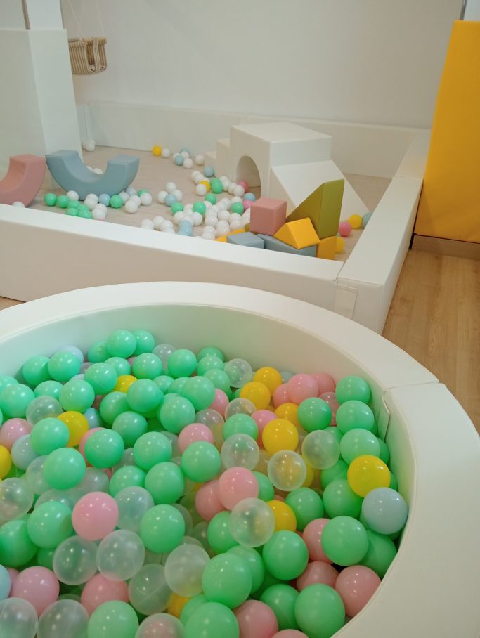 Piscinas en todos los tamaños y modelos. Todos nuestros productos soft play estan hechos en espuma de la mas alta calidad y con cubierta náutica 100% lavable.